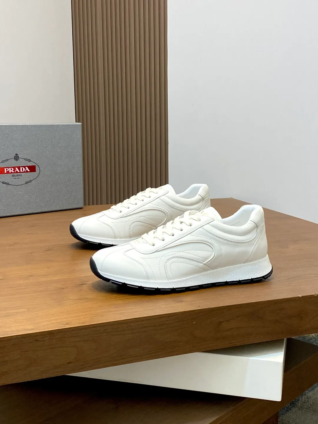 Men's shoes 💰740 Prada men's new lace-up sports and casual shoes. This upper is made of imported calfskin stitching. The tongue is P's classic bronzing lougou. The lining is made of calfskin for the feet. The outsole is made of non-slip sports exclusive rubber outsole with logo. It feels good on the foot. It is fashionable and fashionable. It has a standard sports version and looks very good on the foot! Comes with original box and dust bag! L leather shoe size: 39/40/41/42/43/44 original box packaging + dust bag